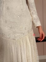 فستان سهرة باكمام طويلة مزينة بالدانتيل الراقي