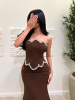 فستان سهرة طويل مزين بالكريستال اللامع