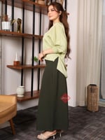 بلوزة سادة ستايل اكمام طويلة مع سلسال لؤلؤ