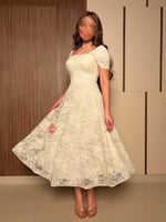 فستان دانتيل ناعم بتصميم راقٍ