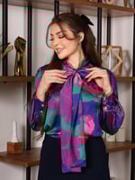 بلوزة نسائية أنيقة مع ربطة على الرقبة