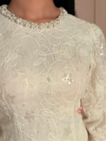 فستان سهرة باكمام طويلة مزينة بالدانتيل الراقي