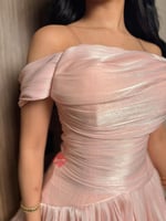 فستان ناعم بتصميم أنثوي راقٍ وانسيابية ساحرة