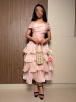 فستان ناعم بتصميم أنثوي راقٍ وانسيابية ساحرة