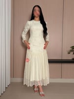 فستان سهرة باكمام طويلة مزينة بالدانتيل الراقي