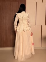 طقم راقي بلوزة مزينه بالدانتيل الراقي و تنورة تل ب...