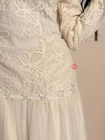 فستان راقي بتصميم مزينه بالدانتيل الراقي والورود