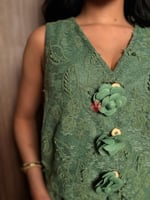 طقم راقي بلوزة ستايل كت و تنورة مزينة بتطريز ورود