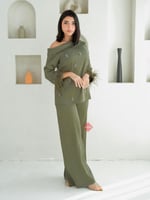 طقم بلوزة و بنطلون بخامة الستان الناعمة و مزين بال...