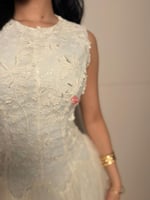 فستان كت ناعم بقصة كلوش وتفاصيل تل أنثوية