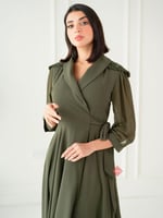 فستان كريب ناعم باكمام شيفون و كلفة مطرزة على الكت...