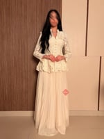 طقم راقي بلوزة مزينه بالدانتيل الراقي و تنورة تل ب...