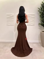 فستان سهرة طويل مزين بالكريستال اللامع