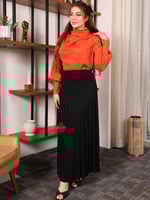 قميص هاينك أنيقة بياقة درابية ومزينة من الكتف