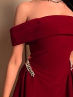 فستان مخمل ناعم ميد بقصه اوف شولدر مزينه بالإكسسوا...
