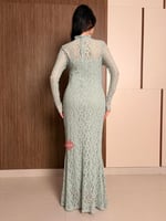 فستان ناعم من الدانتيل الفاخر بفتحة راقية أنثوية