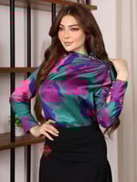 قميص هاينك أنيقة ومزينة بكريستال من الكتف