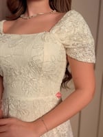 فستان دانتيل ناعم بتصميم راقٍ