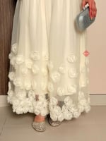 فستان راقي بتصميم مزينه بالدانتيل الراقي والورود