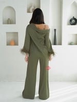 طقم بلوزة و بنطلون بخامة الستان الناعمة و مزين بال...