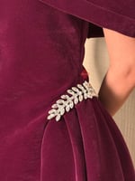 فستان مخمل ناعم ميد بقصه اوف شولدر مزينه بالإكسسوا...