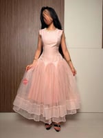 فستان سهرة فخم مزين باللؤلؤ بقصة كت وكلوش تل