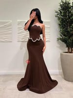 فستان سهرة طويل مزين بالكريستال اللامع