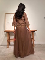 جلابية قطعتين مزينة بالورود والفصوص اللامعة