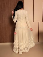 فستان راقي بتصميم مزينه بالدانتيل الراقي والورود