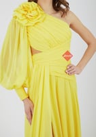 فستان سهرة طويل بكلوش ستايل ون شولدر مزينه بالورد