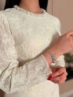 فستان سهرة باكمام طويلة مزينة بالدانتيل الراقي