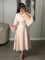 فستان ناعم بأكمام واسعة مزين بالورود