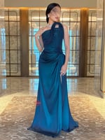 فستان سهرة طويل ناعم لامع بتصميم مميز