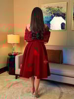 فستان ناعم ميد بقصه اوف شولدر مزينه بالإكسسوار ستا...