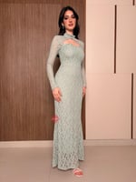 فستان ناعم من الدانتيل الفاخر بفتحة راقية أنثوية