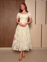 فستان دانتيل ناعم بتصميم راقٍ