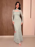 فستان ناعم من الدانتيل الفاخر بفتحة راقية أنثوية