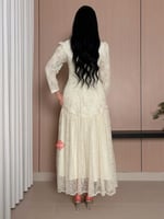 فستان سهرة باكمام طويلة مزينة بالدانتيل الراقي