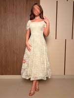 فستان دانتيل ناعم بتصميم راقٍ