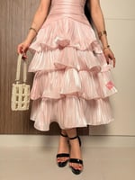 فستان ناعم بتصميم أنثوي راقٍ وانسيابية ساحرة