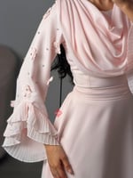 فستان ناعم بأكمام واسعة مزين بالورود