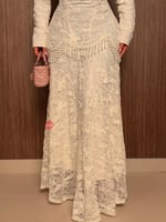 فستان سهرة باكمام طويلة مزينة بالدانتيل الراقي مزي...