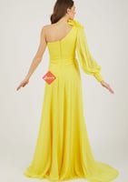 فستان سهرة طويل بكلوش ستايل ون شولدر مزينه بالورد