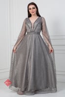 فستان سهرة طويل مطرز بأكمام وشاح