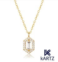 بوكس كارتز ورد صناعي أزرق مع عقد فضه عيار 925