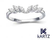 بوكس كارتز ورد صناعي أحمر مع خاتم فضه عيار 925