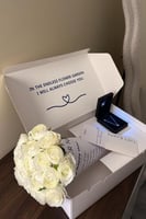 بوكس كارتز ورد صناعي أبيض مع عقد فضه عيار 925