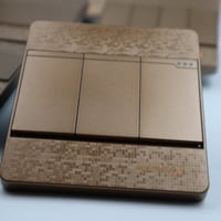 مفتاح ثلاثي بني كاروهات