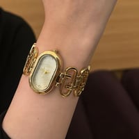 ساعة نسائية انيقة باللون الذهبي