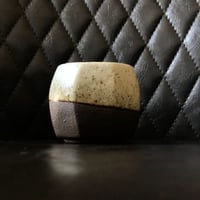 كوب فخاري يدوي مضلع الشكل